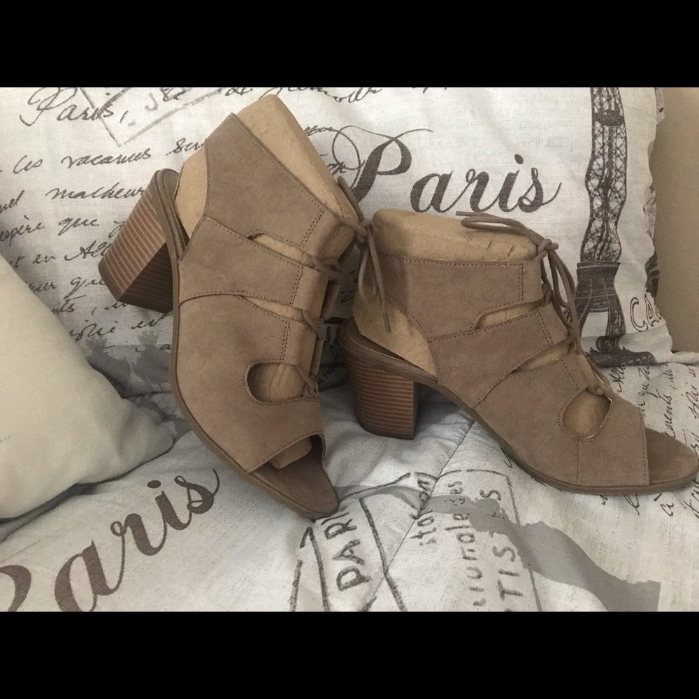Woman’s Beige sandals with lace up tie - Picture 5 of 5